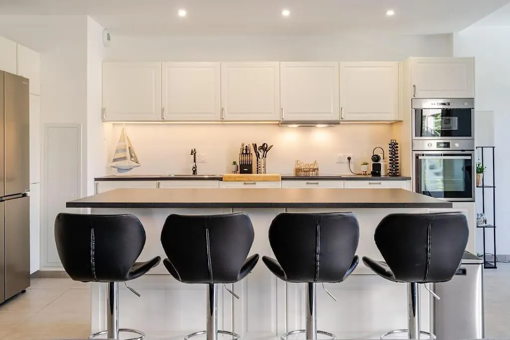 Newly Built Apartment With Pool, Walk To The Beach アンティーブ
