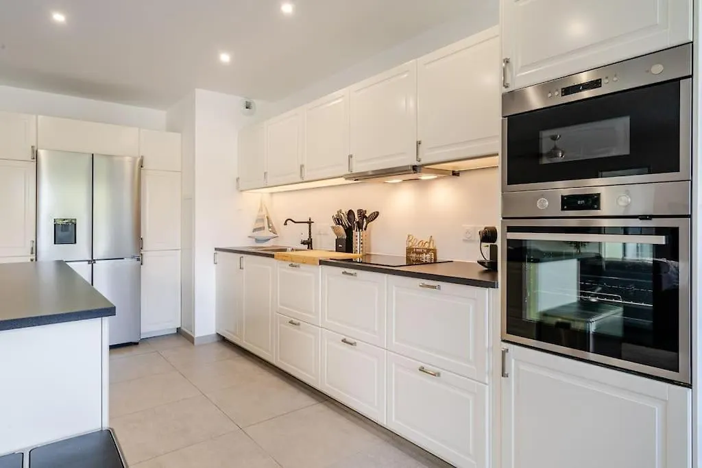 Newly Built Apartment With Pool, Walk To The Beach アンティーブ