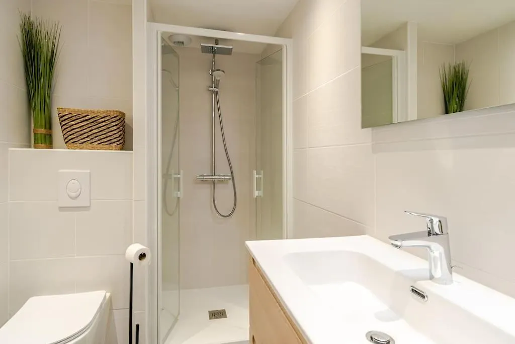 Newly Built Apartment With Pool, Walk To The Beach アンティーブ フランス